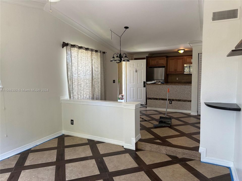 Active With Contract: $1,900 (1 beds, 1 baths, 765 Square Feet)