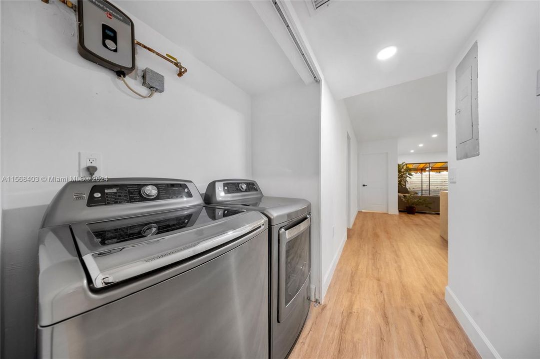For Sale: $585,000 (2 beds, 2 baths, 1275 Square Feet)