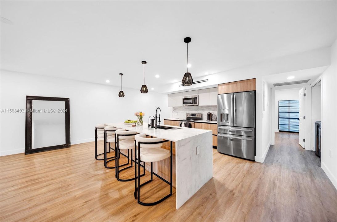 For Sale: $585,000 (2 beds, 2 baths, 1275 Square Feet)