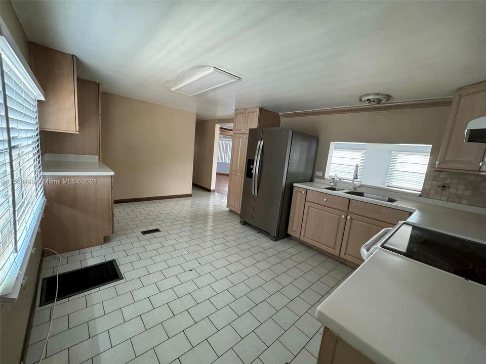 For Rent: $3,200 (3 beds, 2 baths, 849 Square Feet)