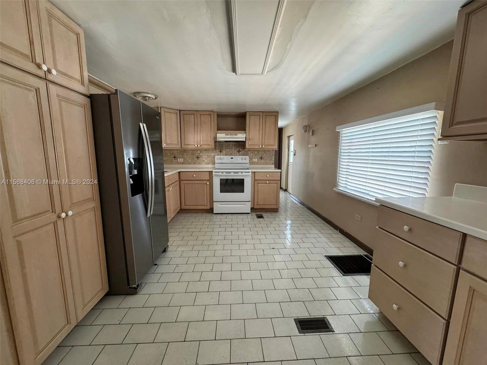 For Rent: $3,200 (3 beds, 2 baths, 849 Square Feet)