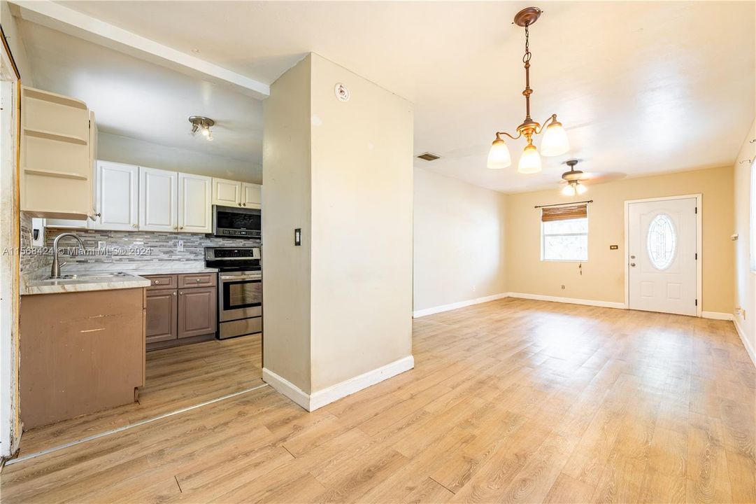 For Sale: $430,000 (3 beds, 1 baths, 945 Square Feet)