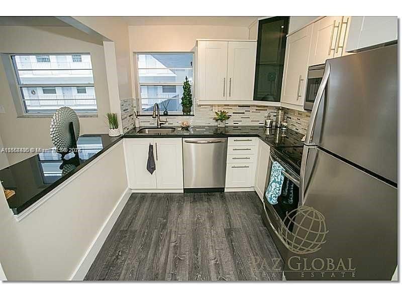 For Sale: $395,000 (1 beds, 1 baths, 621 Square Feet)