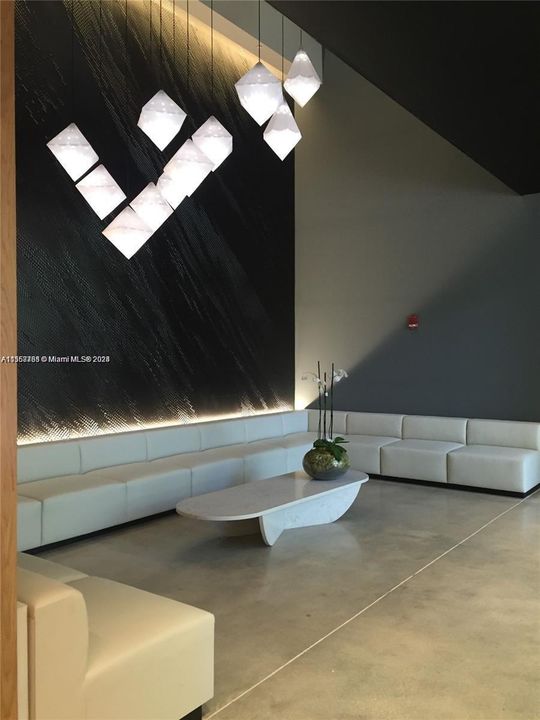 待售: $359,000 (1 贝兹, 1 浴室, 526 平方英尺)