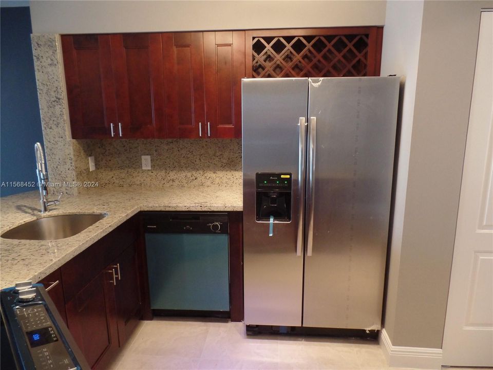 For Sale: $249,900 (2 beds, 2 baths, 920 Square Feet)