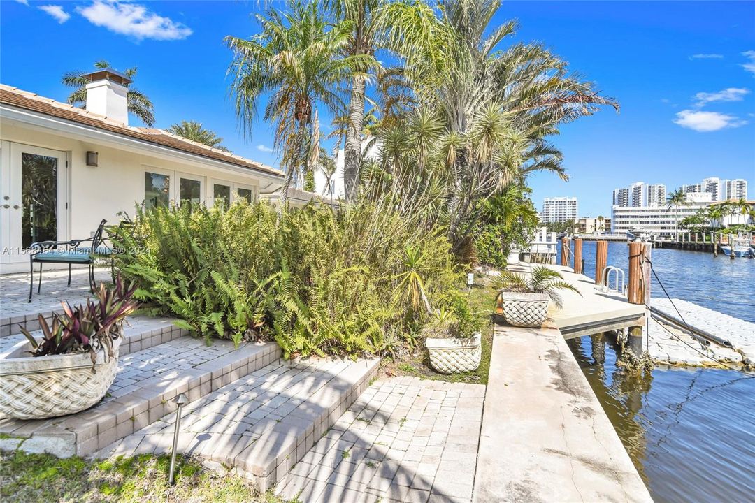 2 houses to Intracoastal Waterway.