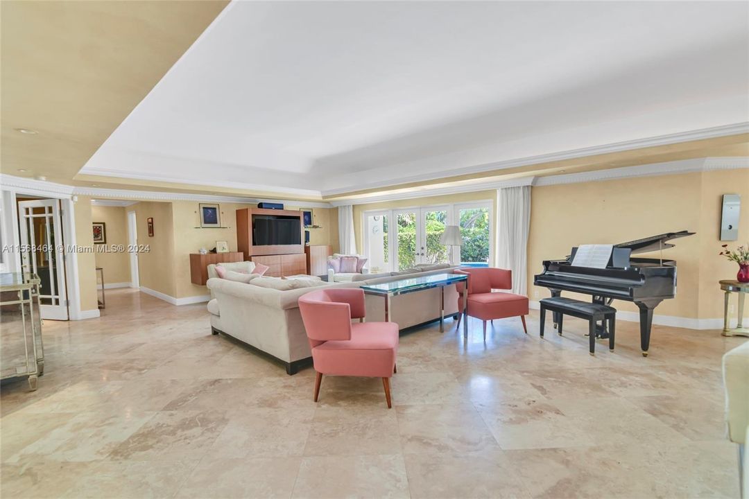 Very Large Living Room - travertine marble floors