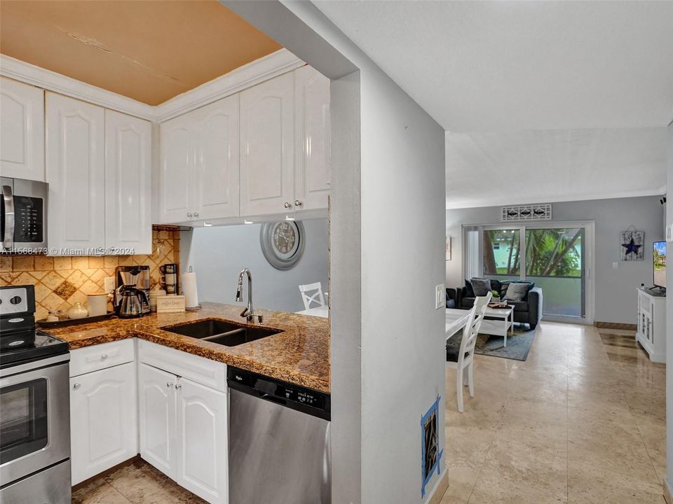For Sale: $280,000 (3 beds, 2 baths, 972 Square Feet)