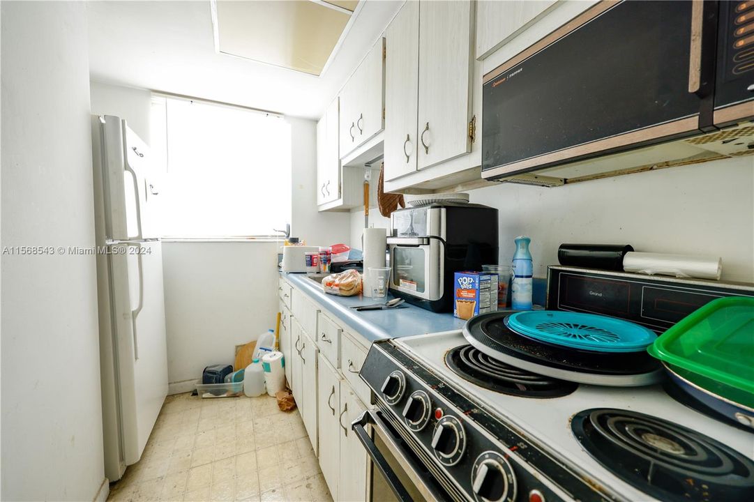For Sale: $149,900 (1 beds, 1 baths, 700 Square Feet)