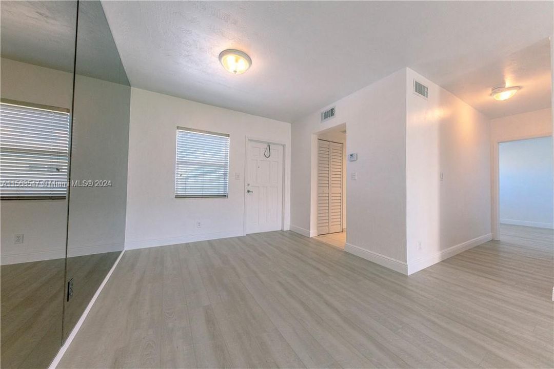 Active With Contract: $265,000 (1 beds, 1 baths, 670 Square Feet)