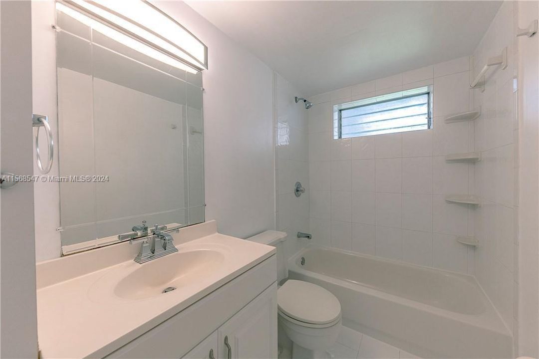 Active With Contract: $265,000 (1 beds, 1 baths, 670 Square Feet)
