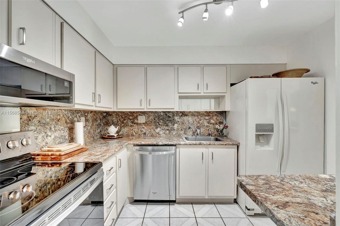 Active With Contract: $265,000 (1 beds, 1 baths, 845 Square Feet)