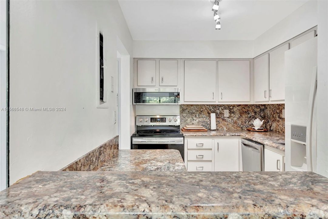 Active With Contract: $265,000 (1 beds, 1 baths, 845 Square Feet)