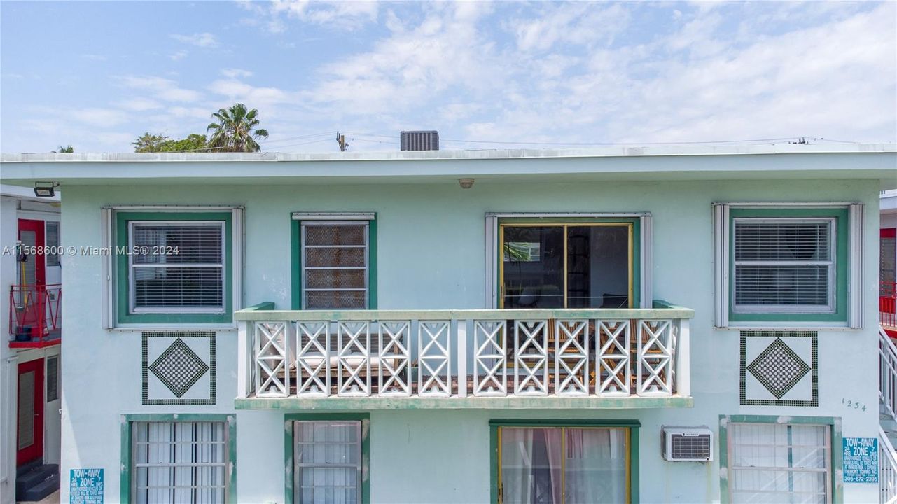 Active With Contract: $2,200 (1 beds, 1 baths, 640 Square Feet)