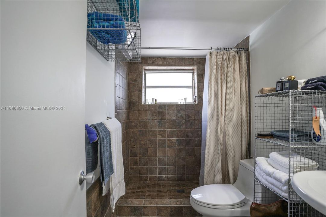 合同活跃: $2,200 (1 贝兹, 1 浴室, 640 平方英尺)