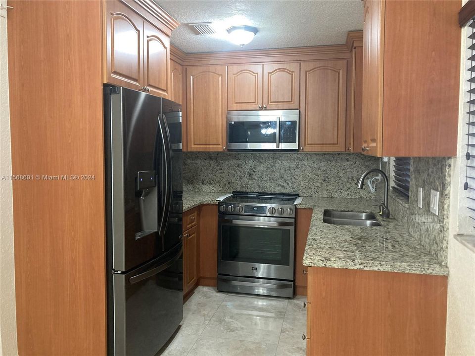 For Sale: $294,900 (2 beds, 2 baths, 798 Square Feet)