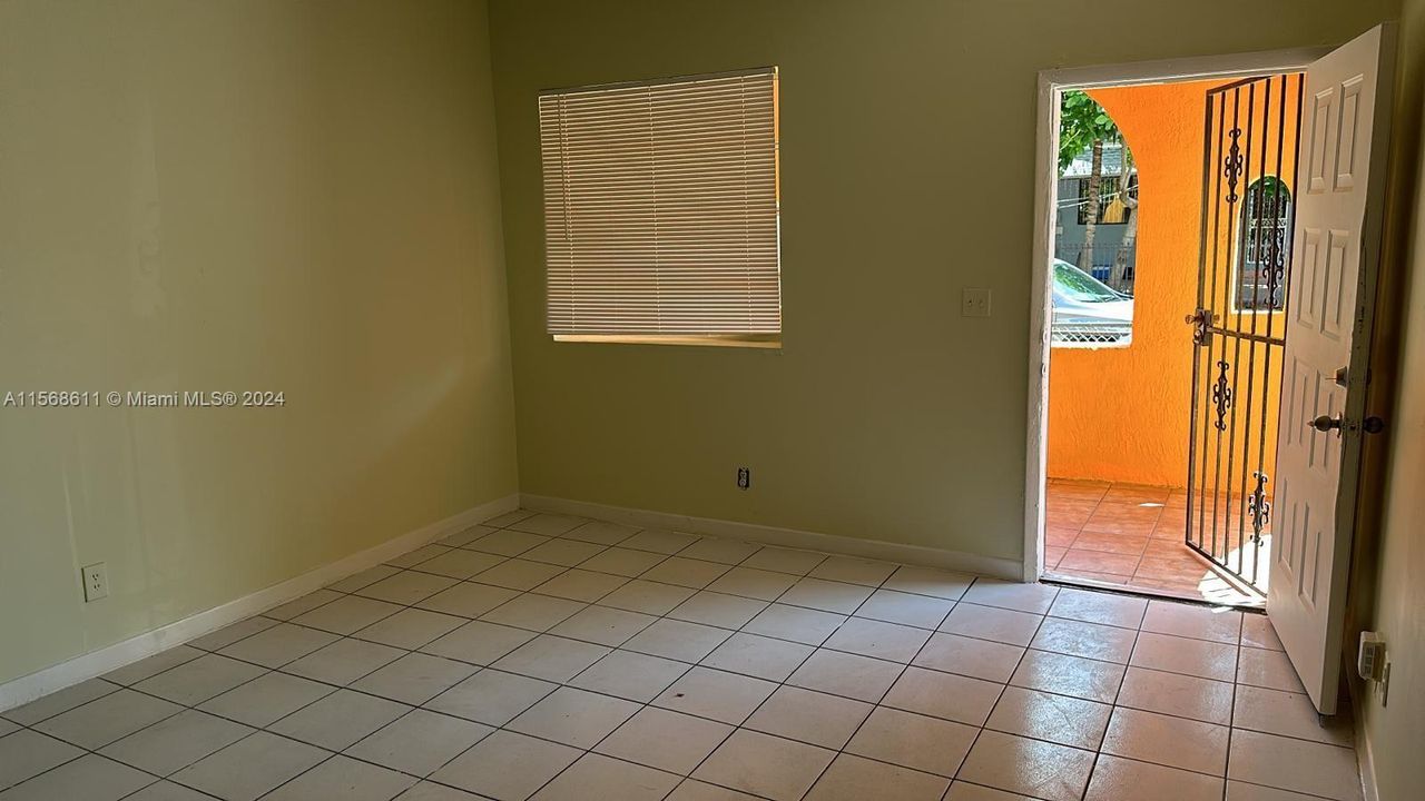 Active With Contract: $1,900 (2 beds, 1 baths, 1560 Square Feet)