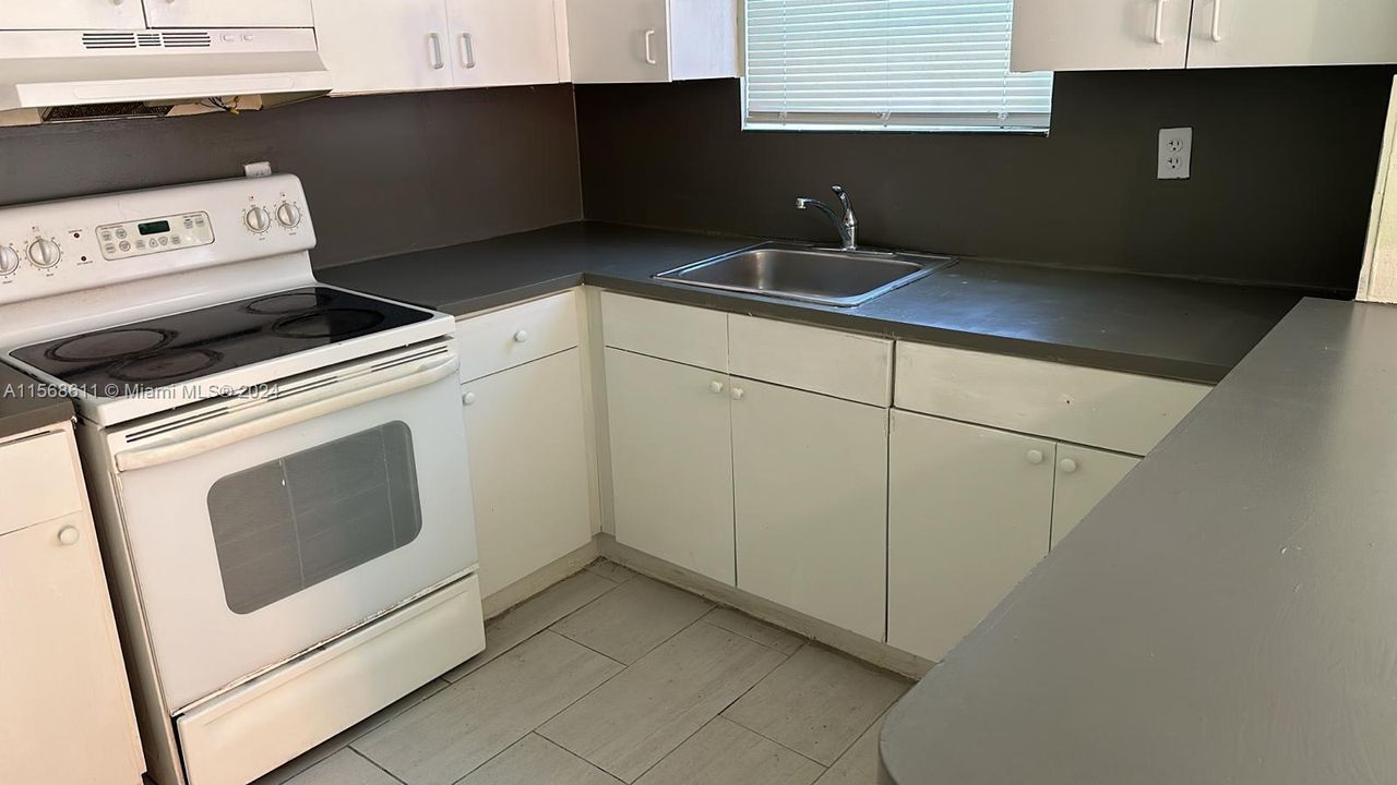Active With Contract: $1,900 (2 beds, 1 baths, 1560 Square Feet)
