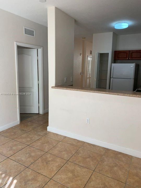 For Sale: $230,000 (2 beds, 2 baths, 914 Square Feet)
