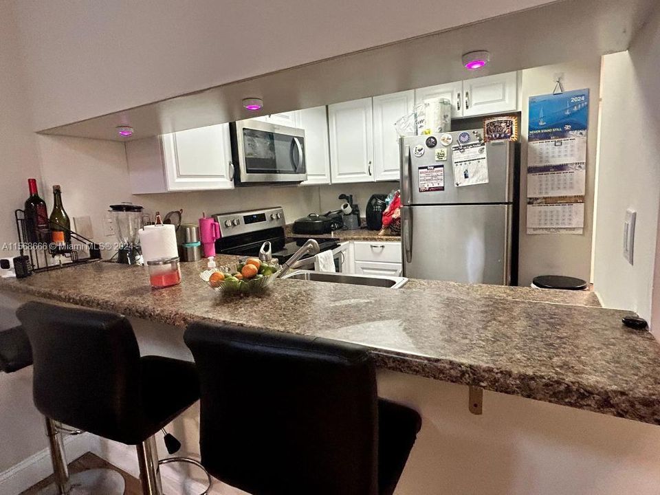 Recently Sold: $295,000 (2 beds, 2 baths, 944 Square Feet)