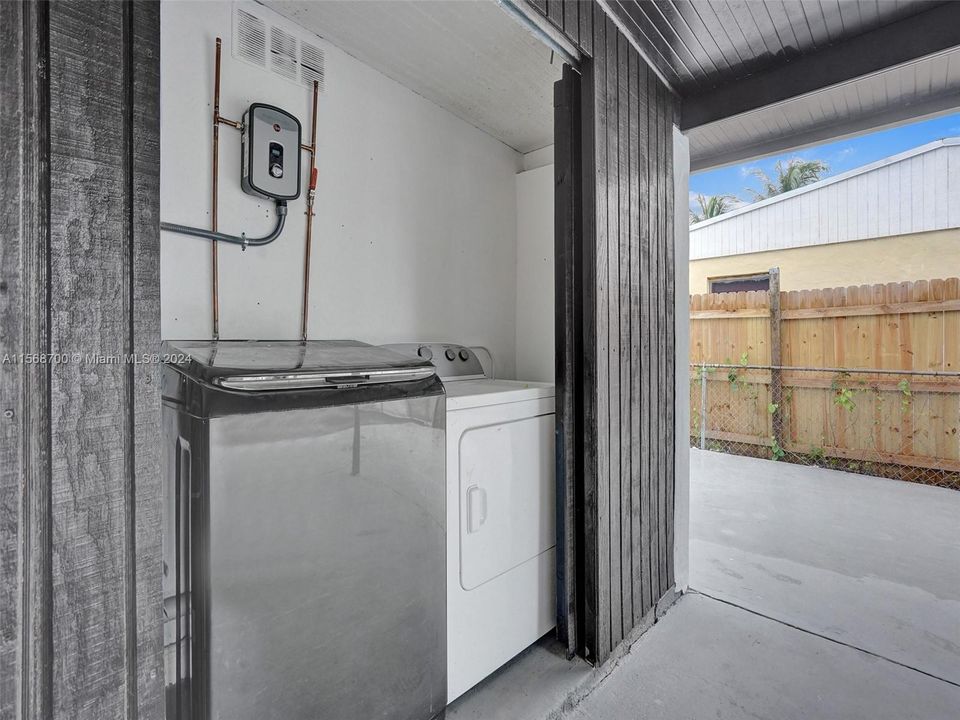 Active With Contract: $425,000 (3 beds, 1 baths, 851 Square Feet)