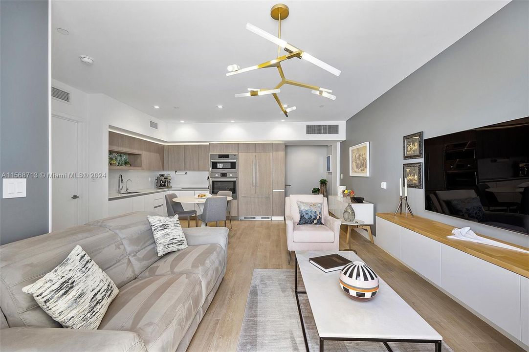 For Sale: $565,000 (1 beds, 1 baths, 877 Square Feet)