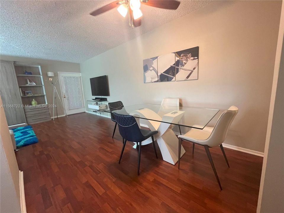 For Sale: $299,900 (1 beds, 1 baths, 748 Square Feet)