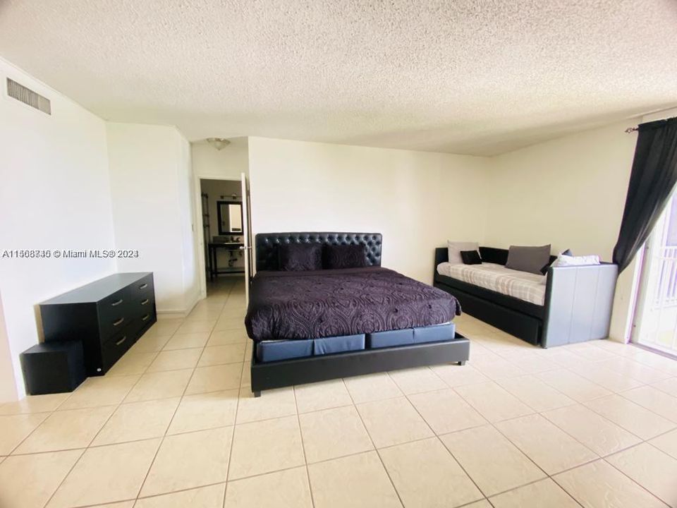 For Sale: $275,000 (0 beds, 1 baths, 560 Square Feet)