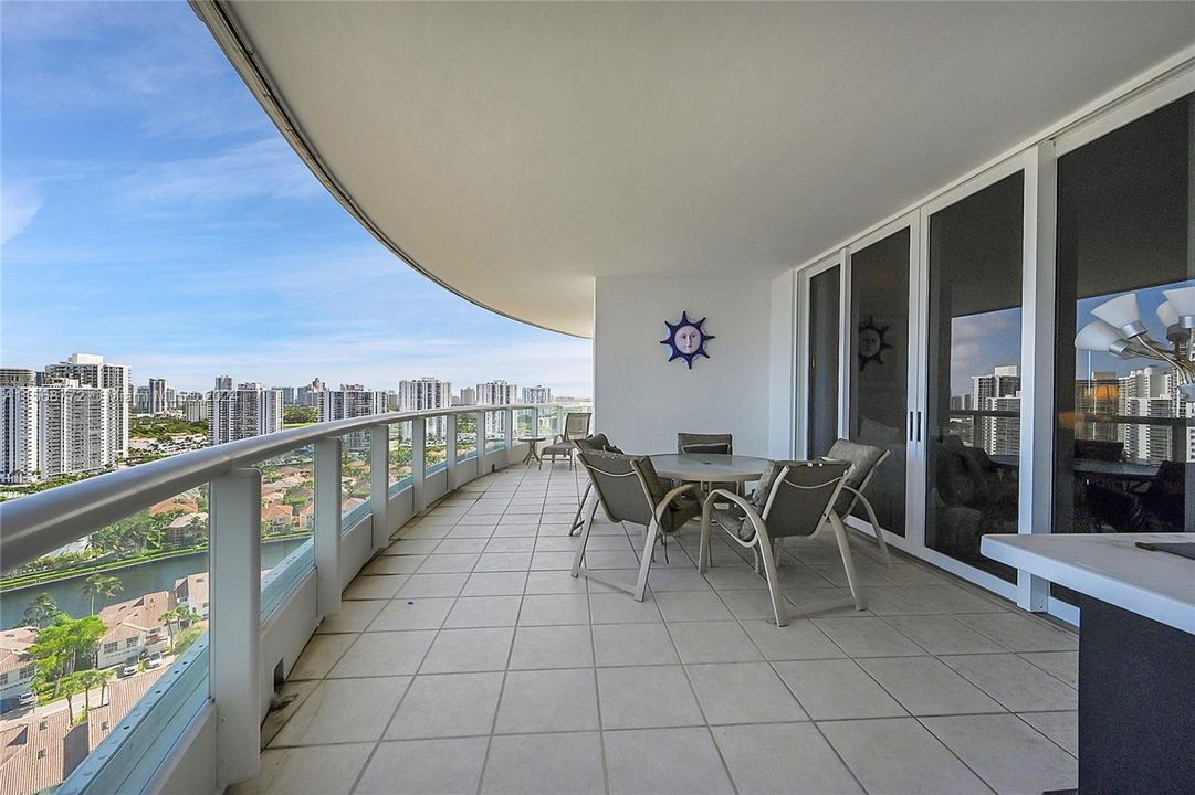 En Venta: $1,249,000 (3 camas, 2 baños, 2440 Pies cuadrados)