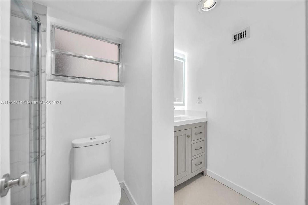 For Sale: $255,000 (1 beds, 1 baths, 812 Square Feet)