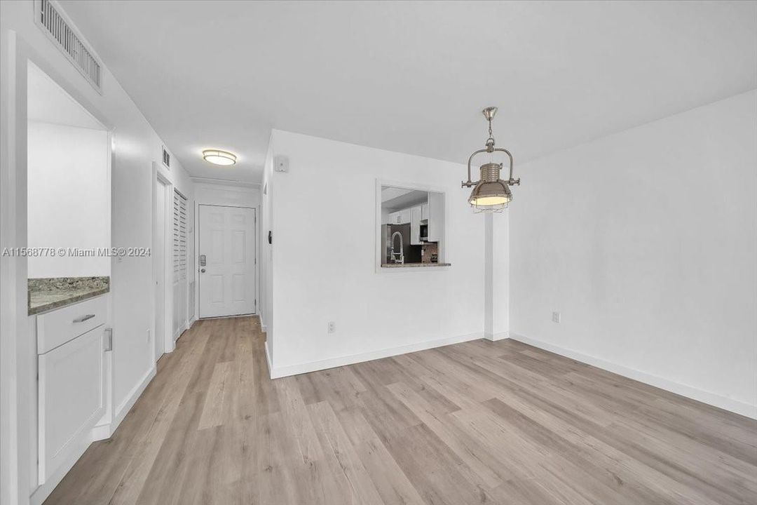 For Sale: $255,000 (1 beds, 1 baths, 812 Square Feet)