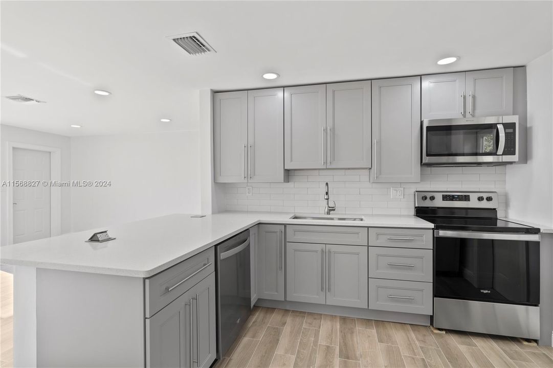 Recently Sold: $425,000 (3 beds, 1 baths, 949 Square Feet)