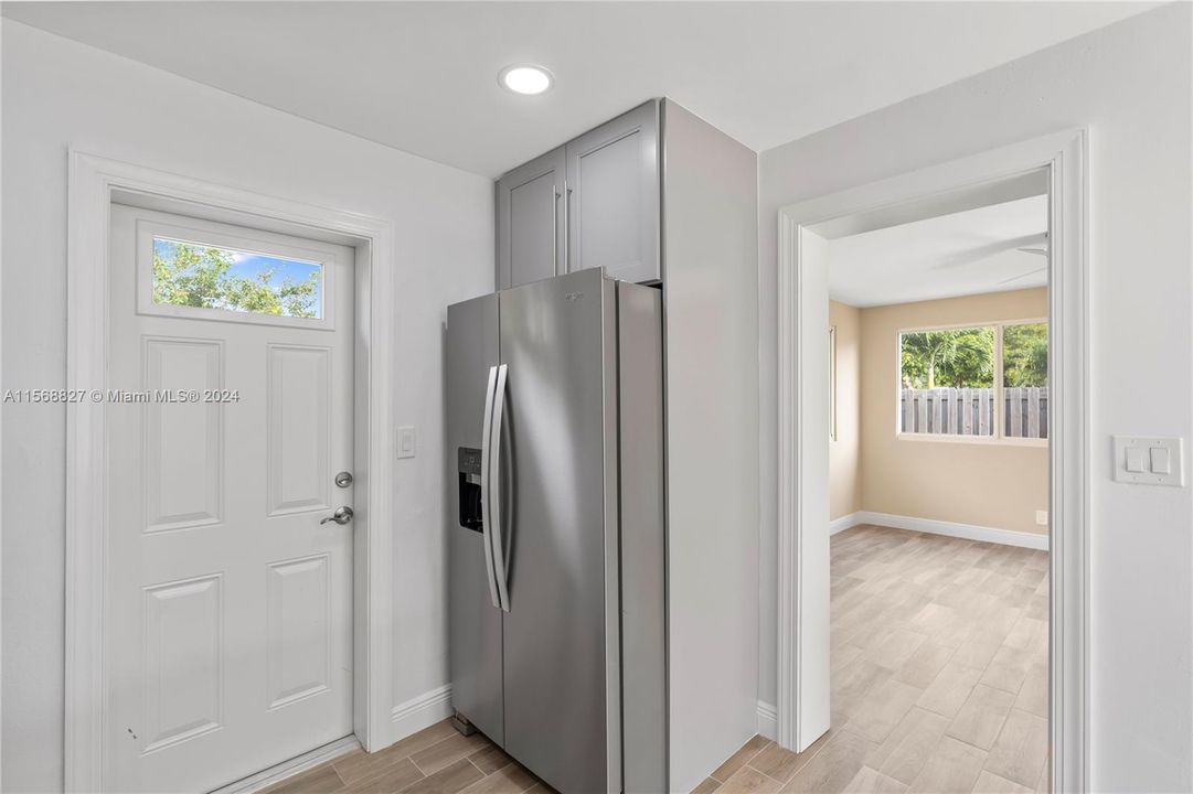 Recently Sold: $425,000 (3 beds, 1 baths, 949 Square Feet)