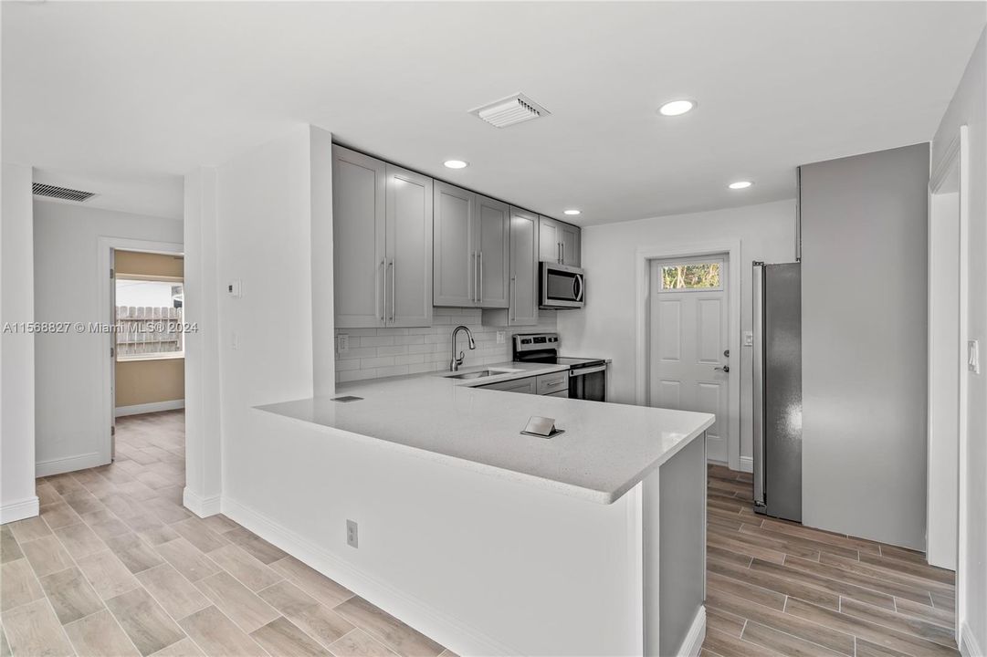 Recently Sold: $425,000 (3 beds, 1 baths, 949 Square Feet)