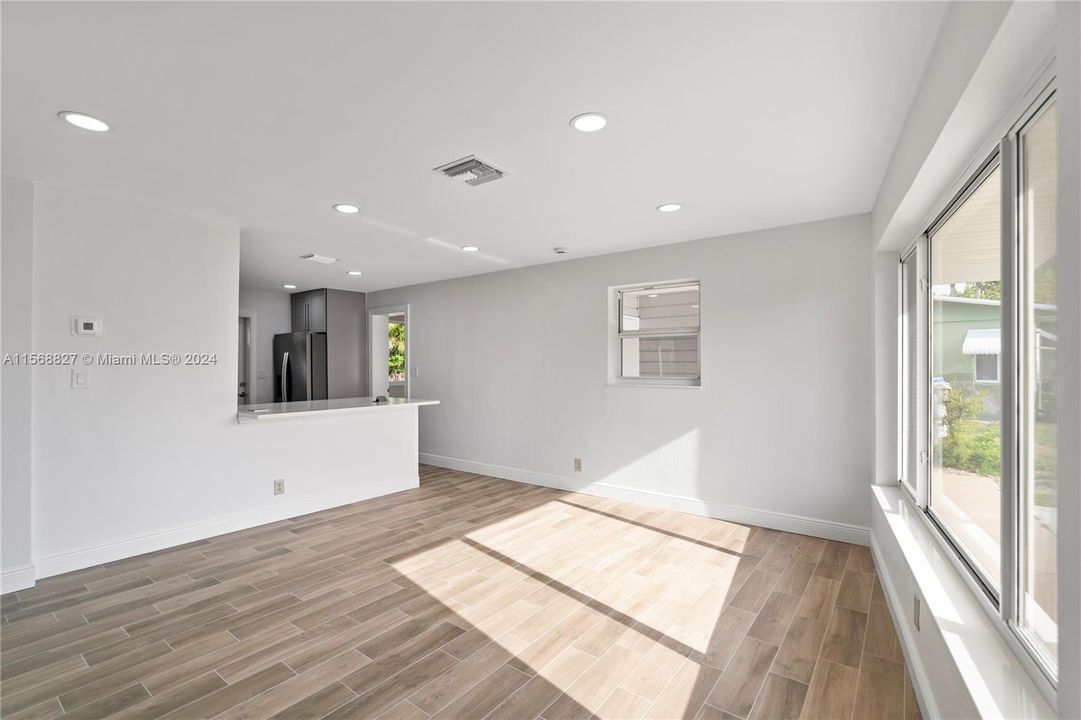 Recently Sold: $425,000 (3 beds, 1 baths, 949 Square Feet)