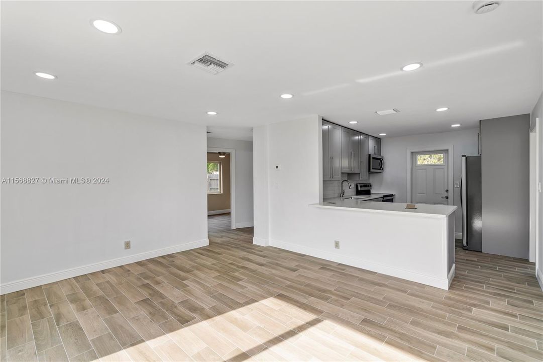 Recently Sold: $425,000 (3 beds, 1 baths, 949 Square Feet)