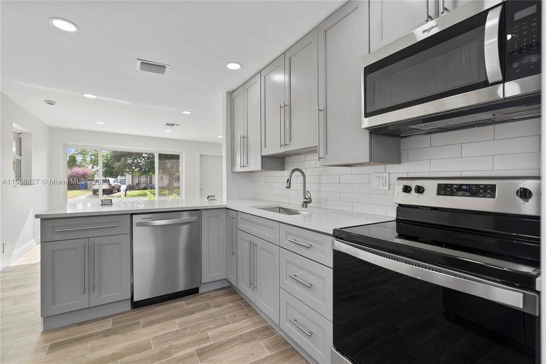 Recently Sold: $425,000 (3 beds, 1 baths, 949 Square Feet)