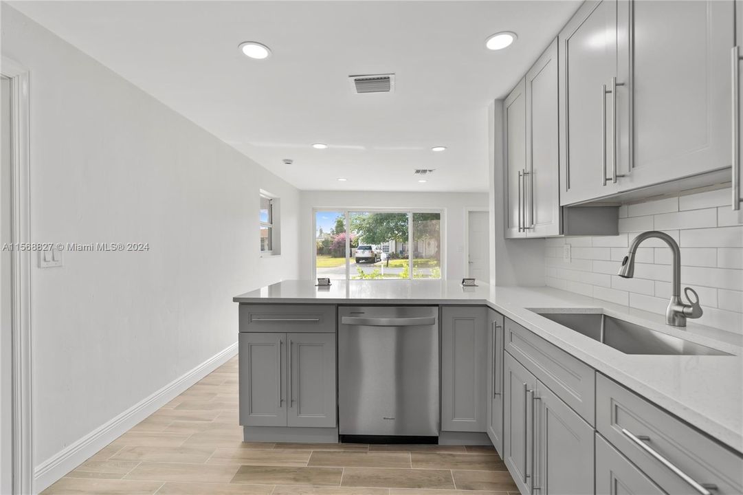 Recently Sold: $425,000 (3 beds, 1 baths, 949 Square Feet)