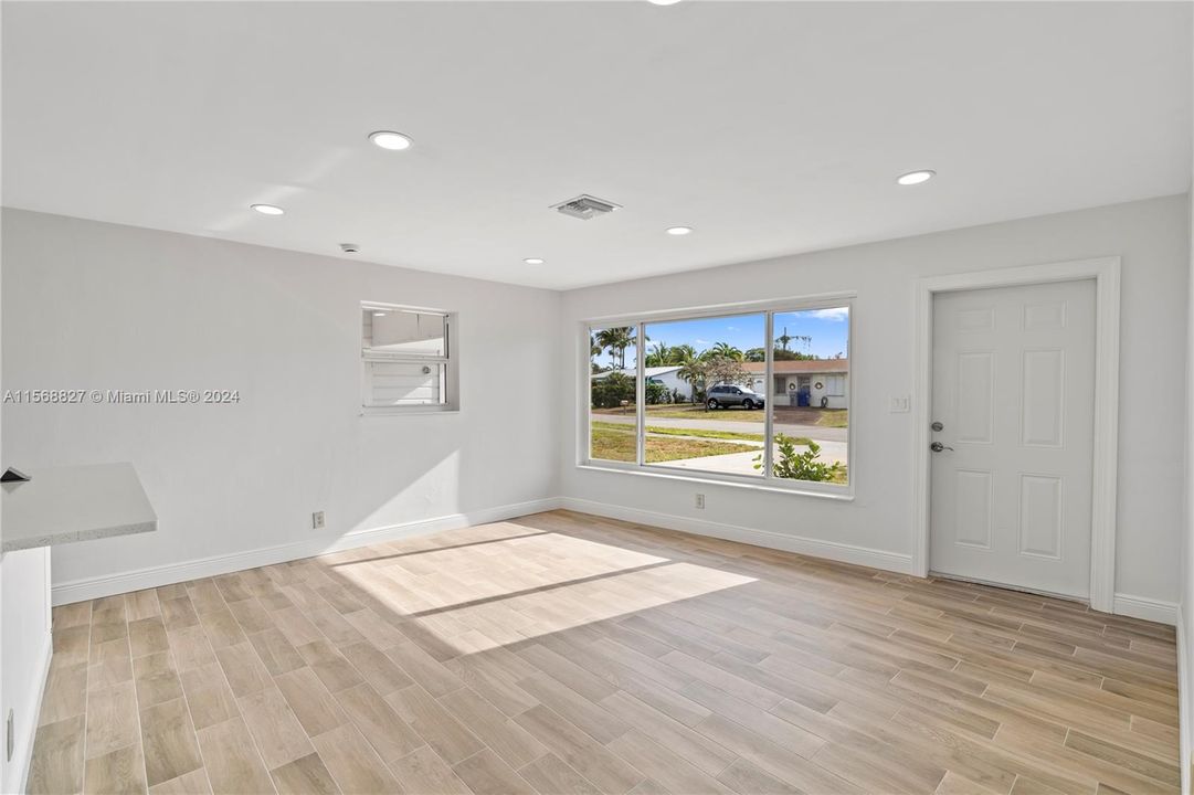 Recently Sold: $425,000 (3 beds, 1 baths, 949 Square Feet)