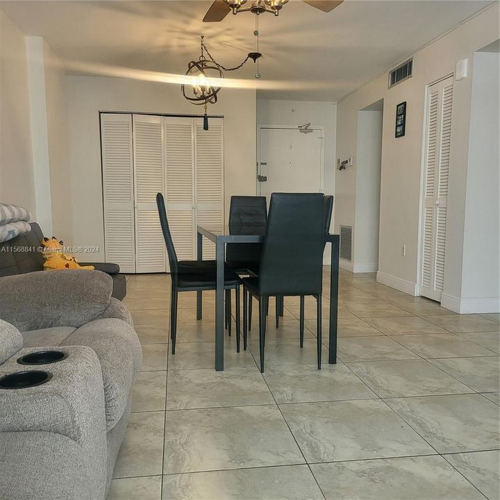For Sale: $345,000 (1 beds, 1 baths, 676 Square Feet)
