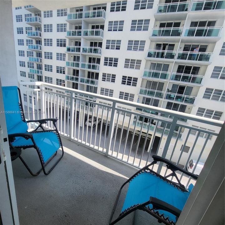 For Sale: $345,000 (1 beds, 1 baths, 676 Square Feet)