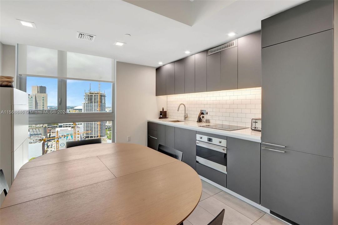 For Sale: $520,000 (1 beds, 1 baths, 599 Square Feet)