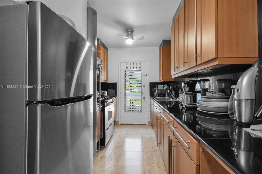 For Sale: $249,000 (1 beds, 1 baths, 700 Square Feet)