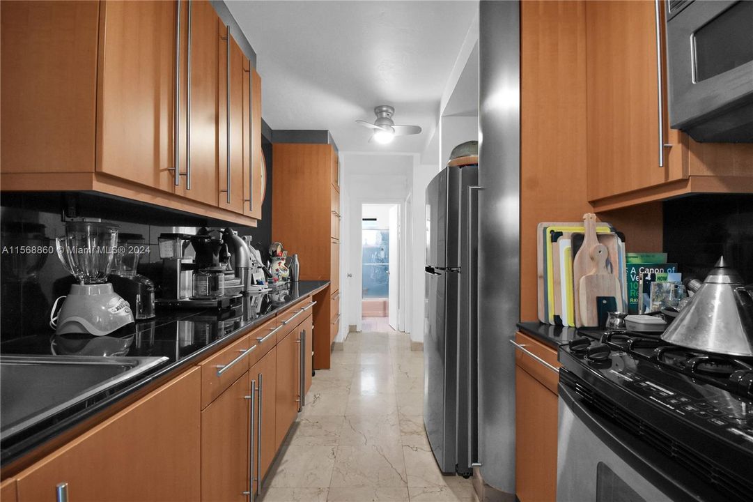 For Sale: $249,000 (1 beds, 1 baths, 700 Square Feet)