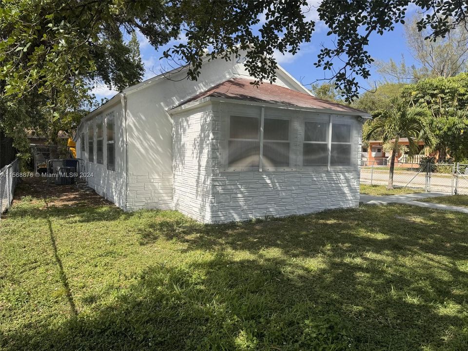 For Sale: $400,000 (3 beds, 2 baths, 752 Square Feet)