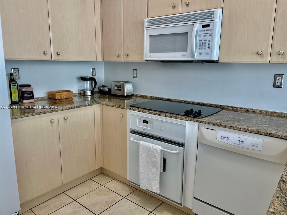 For Rent: $2,600 (1 beds, 1 baths, 800 Square Feet)