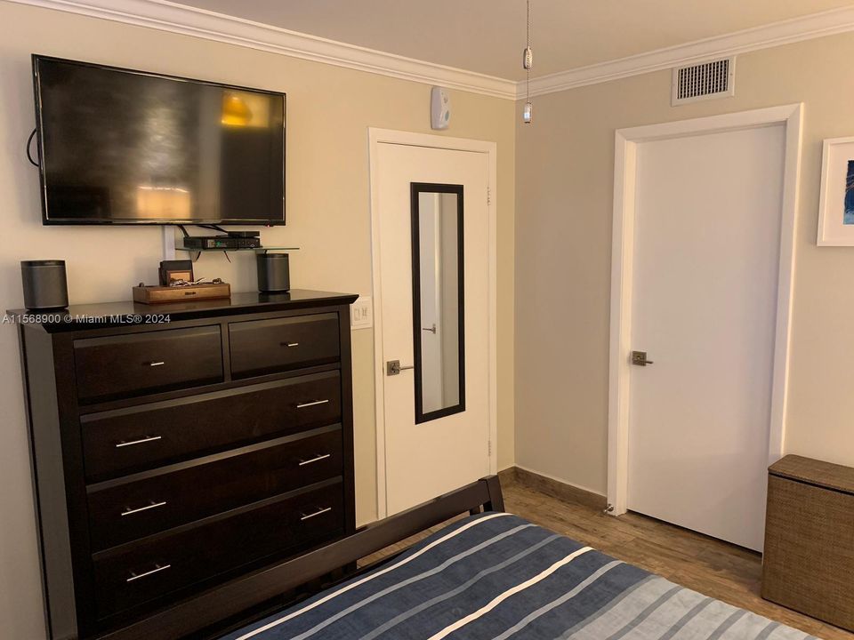 Active With Contract: $2,450 (2 beds, 2 baths, 992 Square Feet)