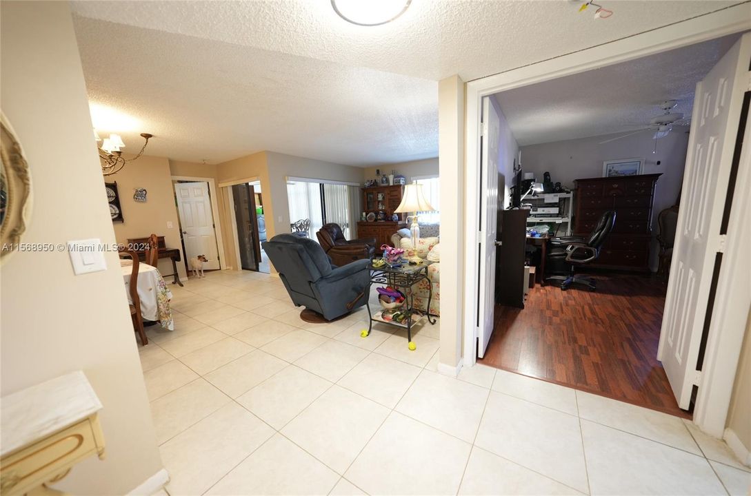 For Sale: $288,000 (2 beds, 2 baths, 955 Square Feet)