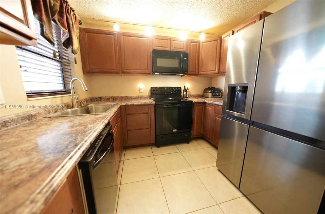 For Sale: $288,000 (2 beds, 2 baths, 955 Square Feet)