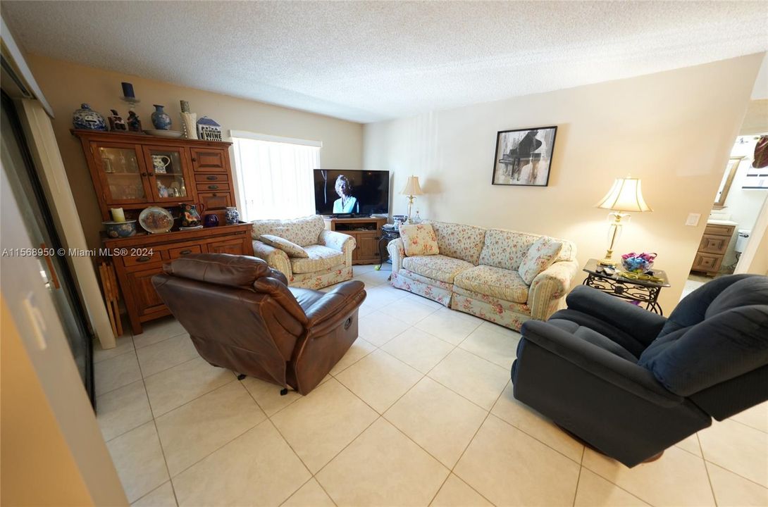 For Sale: $288,000 (2 beds, 2 baths, 955 Square Feet)